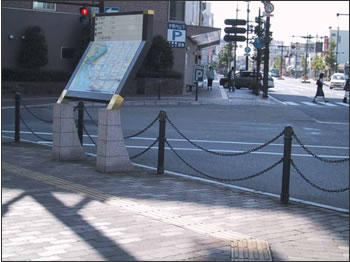 At this intersection a chain fence is used 
              where crossing is prohibited. The chain fence prevents pedestrians from crossing to the other side of the street at that intersection